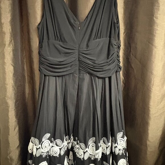 Floral Sleeveless Knee Length Dress - Picture 4 of 5